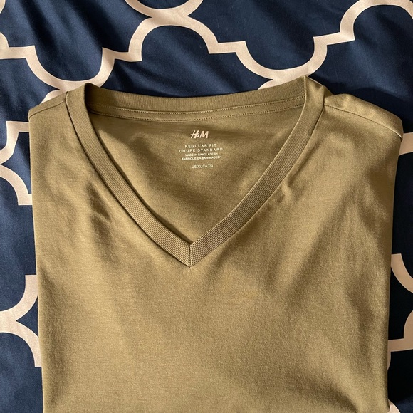 H&M V-Neck Short Sleeve Shirt Size XL - Picture 2 of 2